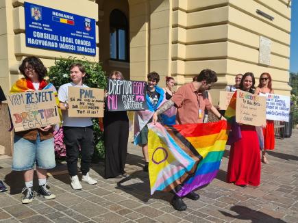 Incident la protestul LGBT+ din faţa Primăriei Oradea: Doi şoferi i-au jignit pe manifestanţi, unul a fost amendat. Sancționați vor fi și inițiatorii (FOTO/VIDEO)