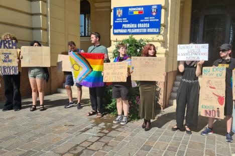 Incident la protestul LGBT+ din faţa Primăriei Oradea: Doi şoferi i-au jignit pe manifestanţi, unul a fost amendat. Sancționați vor fi și inițiatorii (FOTO/VIDEO)