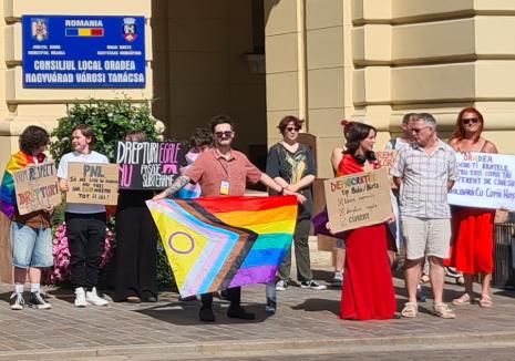 Incident la protestul LGBT+ din faţa Primăriei Oradea: Doi şoferi i-au jignit pe manifestanţi, unul a fost amendat. Sancționați vor fi și inițiatorii (FOTO/VIDEO)