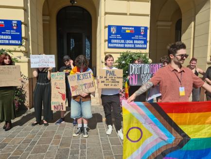 Incident la protestul LGBT+ din faţa Primăriei Oradea: Doi şoferi i-au jignit pe manifestanţi, unul a fost amendat. Sancționați vor fi și inițiatorii (FOTO/VIDEO)