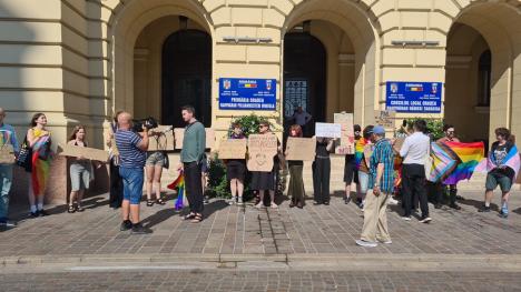 Incident la protestul LGBT+ din faţa Primăriei Oradea: Doi şoferi i-au jignit pe manifestanţi, unul a fost amendat. Sancționați vor fi și inițiatorii (FOTO/VIDEO)