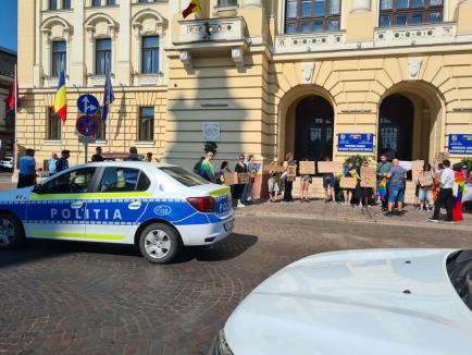 Incident la protestul LGBT+ din faţa Primăriei Oradea: Doi şoferi i-au jignit pe manifestanţi, unul a fost amendat. Sancționați vor fi și inițiatorii (FOTO/VIDEO)