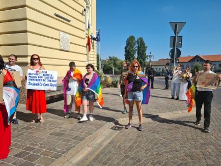 Incident la protestul LGBT+ din faţa Primăriei Oradea: Doi şoferi i-au jignit pe manifestanţi, unul a fost amendat. Sancționați vor fi și inițiatorii (FOTO/VIDEO)