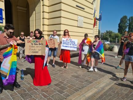 Incident la protestul LGBT+ din faţa Primăriei Oradea: Doi şoferi i-au jignit pe manifestanţi, unul a fost amendat. Sancționați vor fi și inițiatorii (FOTO/VIDEO)