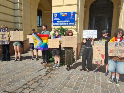 Incident la protestul LGBT+ din faţa Primăriei Oradea: Doi şoferi i-au jignit pe manifestanţi, unul a fost amendat. Sancționați vor fi și inițiatorii (FOTO/VIDEO)