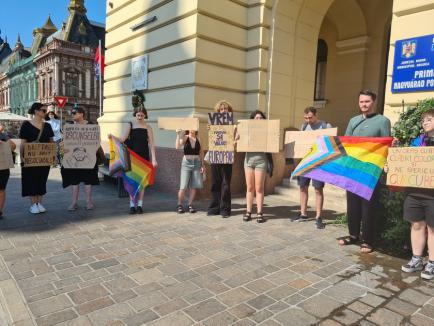 Incident la protestul LGBT+ din faţa Primăriei Oradea: Doi şoferi i-au jignit pe manifestanţi, unul a fost amendat. Sancționați vor fi și inițiatorii (FOTO/VIDEO)