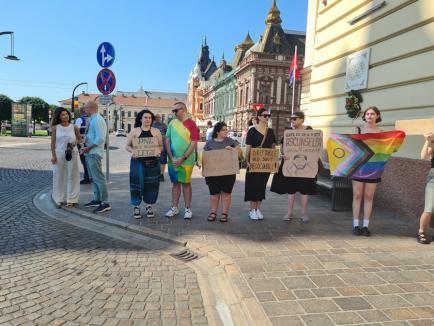 Incident la protestul LGBT+ din faţa Primăriei Oradea: Doi şoferi i-au jignit pe manifestanţi, unul a fost amendat. Sancționați vor fi și inițiatorii (FOTO/VIDEO)