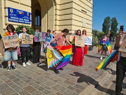 Incident la protestul LGBT+ din faţa Primăriei Oradea: Doi şoferi i-au jignit pe manifestanţi, unul a fost amendat. Sancționați vor fi și inițiatorii (FOTO/VIDEO)