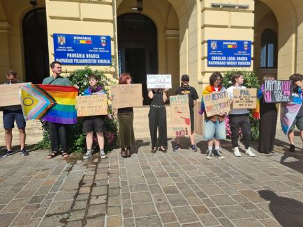 Incident la protestul LGBT+ din faţa Primăriei Oradea: Doi şoferi i-au jignit pe manifestanţi, unul a fost amendat. Sancționați vor fi și inițiatorii (FOTO/VIDEO)