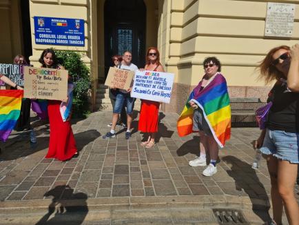 Incident la protestul LGBT+ din faţa Primăriei Oradea: Doi şoferi i-au jignit pe manifestanţi, unul a fost amendat. Sancționați vor fi și inițiatorii (FOTO/VIDEO)