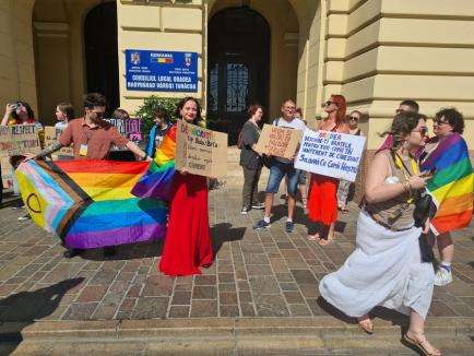 Incident la protestul LGBT+ din faţa Primăriei Oradea: Doi şoferi i-au jignit pe manifestanţi, unul a fost amendat. Sancționați vor fi și inițiatorii (FOTO/VIDEO)