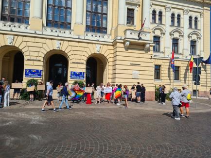 Incident la protestul LGBT+ din faţa Primăriei Oradea: Doi şoferi i-au jignit pe manifestanţi, unul a fost amendat. Sancționați vor fi și inițiatorii (FOTO/VIDEO)