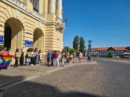 Incident la protestul LGBT+ din faţa Primăriei Oradea: Doi şoferi i-au jignit pe manifestanţi, unul a fost amendat. Sancționați vor fi și inițiatorii (FOTO/VIDEO)