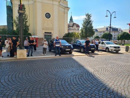 Incident la protestul LGBT+ din faţa Primăriei Oradea: Doi şoferi i-au jignit pe manifestanţi, unul a fost amendat. Sancționați vor fi și inițiatorii (FOTO/VIDEO)