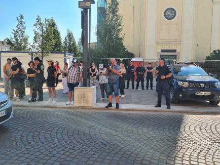 Incident la protestul LGBT+ din faţa Primăriei Oradea: Doi şoferi i-au jignit pe manifestanţi, unul a fost amendat. Sancționați vor fi și inițiatorii (FOTO/VIDEO)