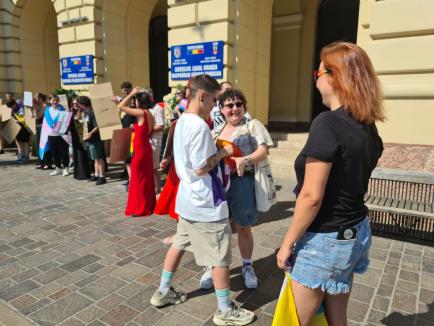 Incident la protestul LGBT+ din faţa Primăriei Oradea: Doi şoferi i-au jignit pe manifestanţi, unul a fost amendat. Sancționați vor fi și inițiatorii (FOTO/VIDEO)