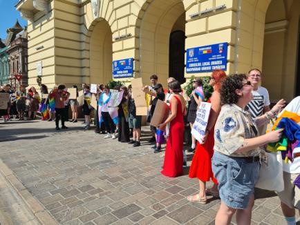 Incident la protestul LGBT+ din faţa Primăriei Oradea: Doi şoferi i-au jignit pe manifestanţi, unul a fost amendat. Sancționați vor fi și inițiatorii (FOTO/VIDEO)