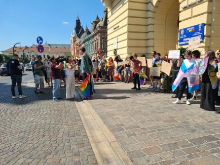 Incident la protestul LGBT+ din faţa Primăriei Oradea: Doi şoferi i-au jignit pe manifestanţi, unul a fost amendat. Sancționați vor fi și inițiatorii (FOTO/VIDEO)