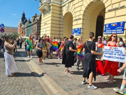 Incident la protestul LGBT+ din faţa Primăriei Oradea: Doi şoferi i-au jignit pe manifestanţi, unul a fost amendat. Sancționați vor fi și inițiatorii (FOTO/VIDEO)