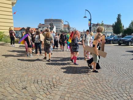 Incident la protestul LGBT+ din faţa Primăriei Oradea: Doi şoferi i-au jignit pe manifestanţi, unul a fost amendat. Sancționați vor fi și inițiatorii (FOTO/VIDEO)