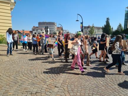 Incident la protestul LGBT+ din faţa Primăriei Oradea: Doi şoferi i-au jignit pe manifestanţi, unul a fost amendat. Sancționați vor fi și inițiatorii (FOTO/VIDEO)