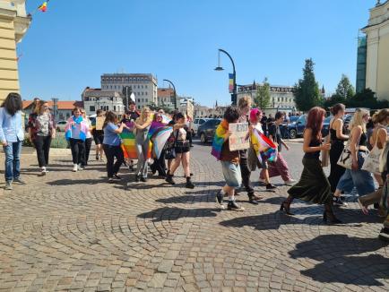 Incident la protestul LGBT+ din faţa Primăriei Oradea: Doi şoferi i-au jignit pe manifestanţi, unul a fost amendat. Sancționați vor fi și inițiatorii (FOTO/VIDEO)