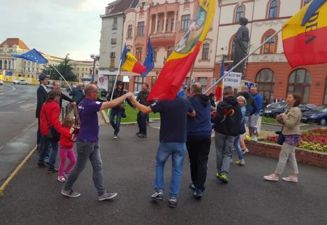 „Zi de zi aici vom fi!”: Protestatarii orădenii au dansat Hora Unirii, dar au cerut izgonirea PSD-ului din ţară (FOTO / VIDEO)