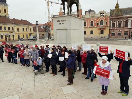 Nu ne abandonaţi! Zeci de persoane cu dizabilităţi și asistenții lor din Oradea au protestat împotriva bugetului de stat (FOTO/VIDEO)