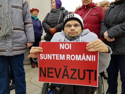 Nu ne abandonaţi! Zeci de persoane cu dizabilităţi și asistenții lor din Oradea au protestat împotriva bugetului de stat (FOTO/VIDEO)
