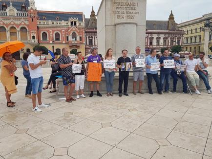 Protest în Piaţa Unirii din Oradea împotriva „corupţiei şi incompetenţei” care au făcut posibile crimele de la Caracal (FOTO)