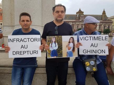 Protest în Piaţa Unirii din Oradea împotriva „corupţiei şi incompetenţei” care au făcut posibile crimele de la Caracal (FOTO)