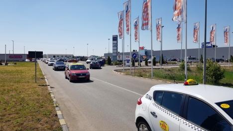 Încolonaţi pe centură: Peste 200 de taximetrişti din Oradea au protestat împotriva Uber, deşi serviciul nu există în oraş (FOTO)
