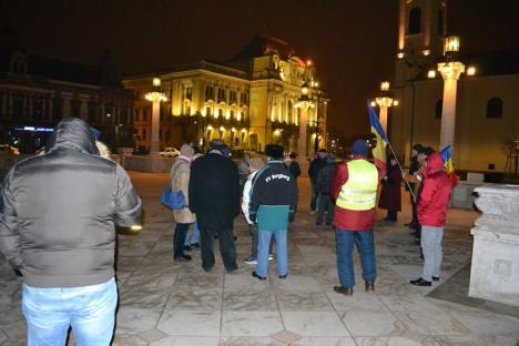 Nu cedăm! 30 de orădeni au protestat în continuare în Piaţa Unirii faţă de guvernarea PSD (FOTO)