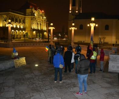 Nu cedăm! 30 de orădeni au protestat în continuare în Piaţa Unirii faţă de guvernarea PSD (FOTO)