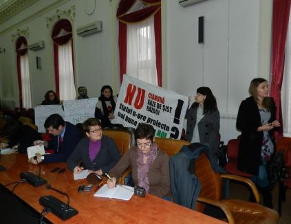 Un grup de ecologişti a transformat în protest conferinţa de presă a prefectului (FOTO)