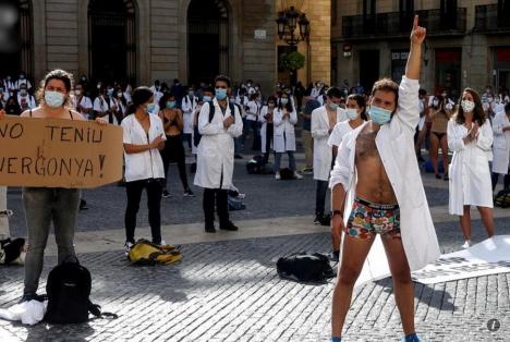 Proteste extreme în Spania: Medicii rezidenți s-au dezbrăcat în lenjerie intimă ca să arate că sunt la capătul răbdării (VIDEO)