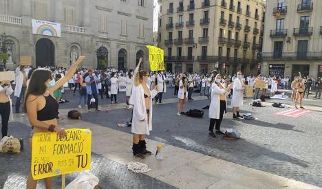 Proteste extreme în Spania: Medicii rezidenți s-au dezbrăcat în lenjerie intimă ca să arate că sunt la capătul răbdării (VIDEO)