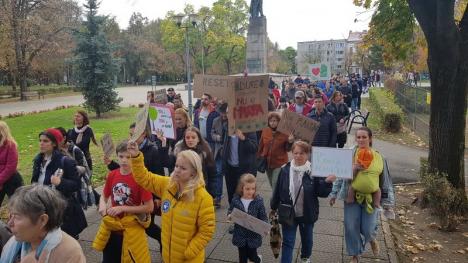 Majorat în stradă. Peste 200 de tineri orădeni au mărşăluit în apărarea pădurilor României (FOTO / VIDEO)