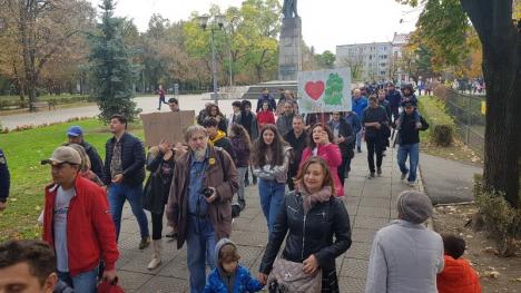 Majorat în stradă. Peste 200 de tineri orădeni au mărşăluit în apărarea pădurilor României (FOTO / VIDEO)