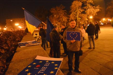 30 de orădeni au protestat împotriva guvernului şi pentru susţinerea valorilor europene (FOTO / VIDEO)