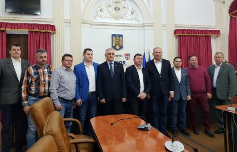 Mărgica Consiliului Judeţean: Pleiadă de PSD-işti la semnarea contractului pentru bazinul de înot din Nucet (FOTO)