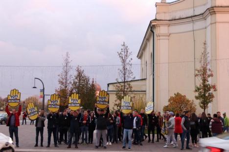 Pesediştii fac lucruri 'trăznite'! Flash mob al tinerilor PSD Bihor, prin care cer dezbatere Iohannis-Dăncilă (FOTO)