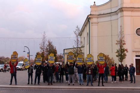 Pesediştii fac lucruri 'trăznite'! Flash mob al tinerilor PSD Bihor, prin care cer dezbatere Iohannis-Dăncilă (FOTO)