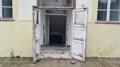 Psihiatrie în paragină: Spitalul de Psihiatrie din Oradea, lăsat cu curțile năpădite de buruieni și aleile sparte (FOTO)