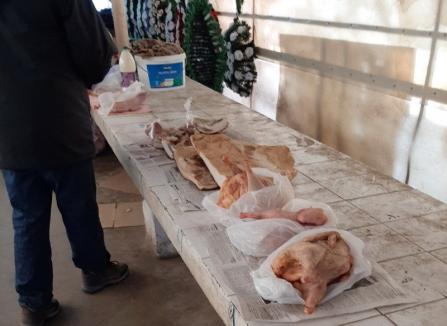De mirul lumii! În piaţa din Beiuş se vând pui şi slănină direct de pe tarabă, lângă coroane (FOTO)