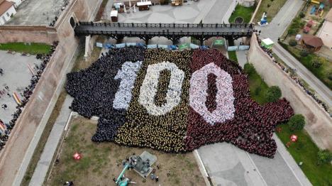 Record mondial, la Alba Iulia: Un puzzle cu peste 4800 de oameni, așezați în forma hărții României (FOTO / VIDEO)