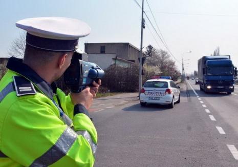 A călcat-o: Un şofer de BMW din Bihor a rămas fără permis după ce a fost prins circulând cu 180 km/h, pe DN1, în Lugașu de Jos