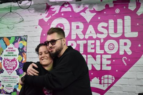Oradea a devenit „Oraşul faptelor bune”! Opt DJ-i de la Radio Zu s-au mutat într-o casă de sticlă din Piaţa Unirii (FOTO / VIDEO)