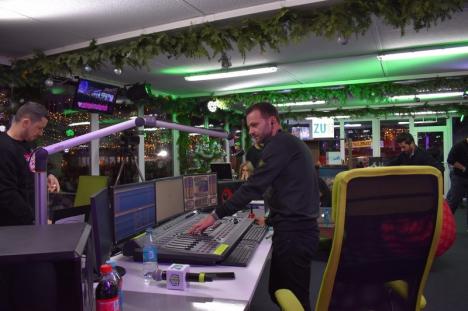 Oradea a devenit „Oraşul faptelor bune”! Opt DJ-i de la Radio Zu s-au mutat într-o casă de sticlă din Piaţa Unirii (FOTO / VIDEO)