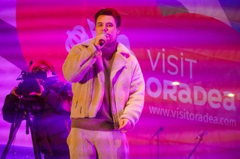 Piața Unirii, plină în prima seară de concerte din „Orașul faptelor bune”: Un bihorean a cântat cu The Motans, iar lângă brad o tânără a spus „da” (FOTO/VIDEO)